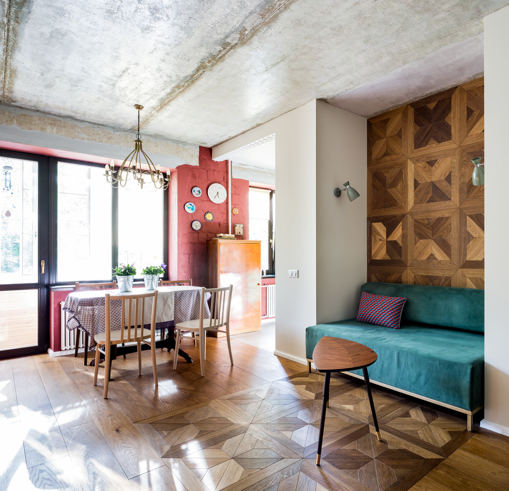 Repräsentatives Modernes Wohnzimmer mit bunten Wänden, braunem Holzboden und braunem Boden in Moskau