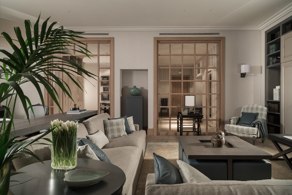 Стильный дизайн: гостиная комната среднего размера в стиле неоклассика (современная классика) с серыми стенами и с книжными шкафами и полками - последний тренд
