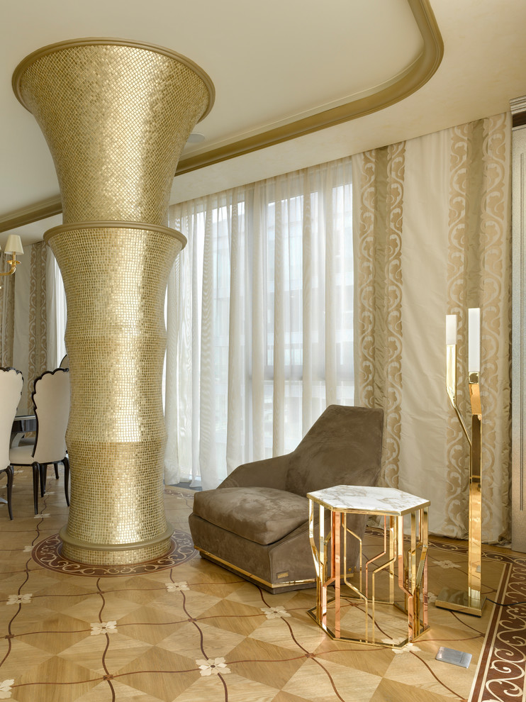 На фото: гостиная комната в стиле неоклассика (современная классика) с тюлем на окнах