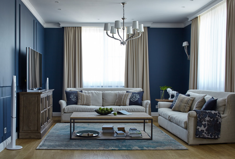 Foto di un soggiorno tradizionale aperto con sala formale, pareti blu, pavimento in legno massello medio e TV autoportante