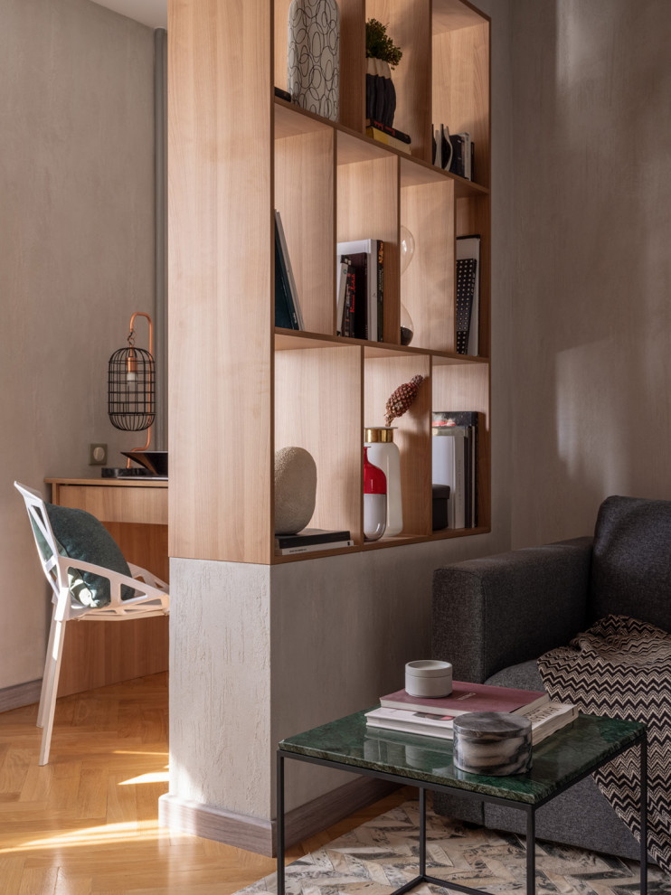 Aménagement d'un salon contemporain avec un mur gris, un sol en bois brun et un sol marron.
