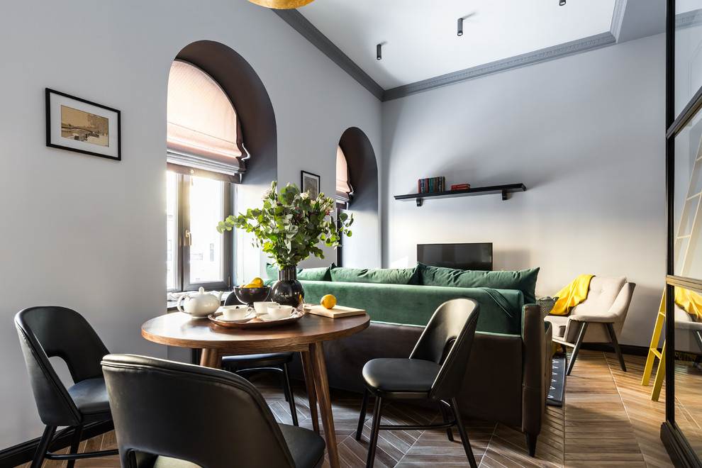 Идея дизайна: маленькая гостиная комната в стиле неоклассика (современная классика) с серыми стенами, полом из керамической плитки, отдельно стоящим телевизором и бежевым полом для на участке и в саду