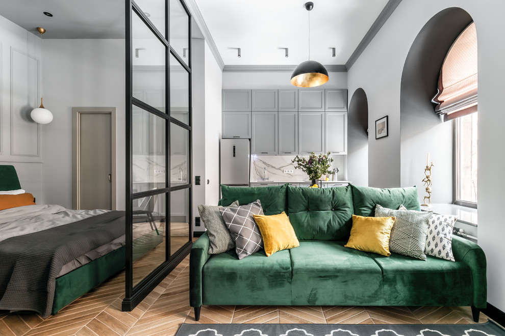 На фото: маленькая открытая, объединенная гостиная комната в стиле неоклассика (современная классика) с серыми стенами, полом из керамической плитки и коричневым полом для на участке и в саду с