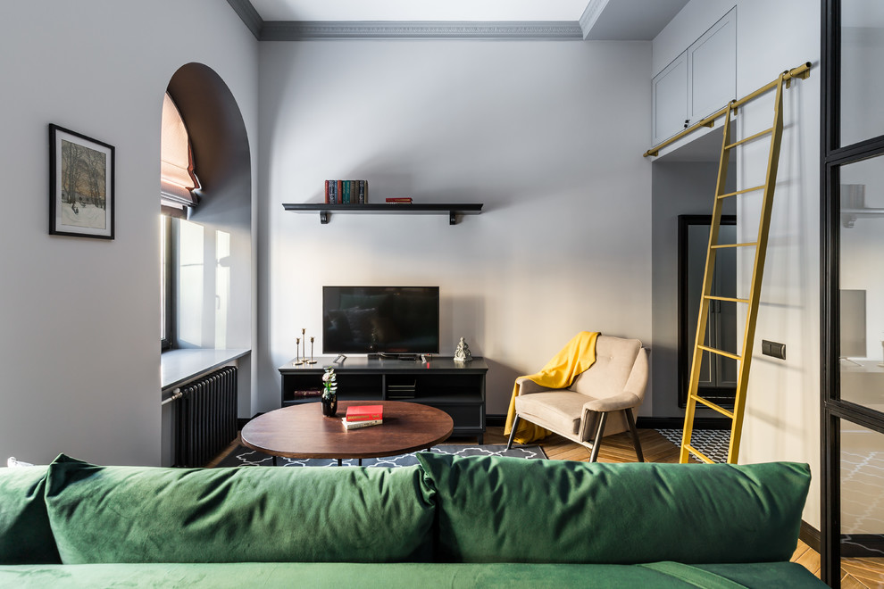 Идея дизайна: маленькая открытая гостиная комната:: освещение в стиле неоклассика (современная классика) с серыми стенами, полом из керамической плитки, отдельно стоящим телевизором и коричневым полом для на участке и в саду