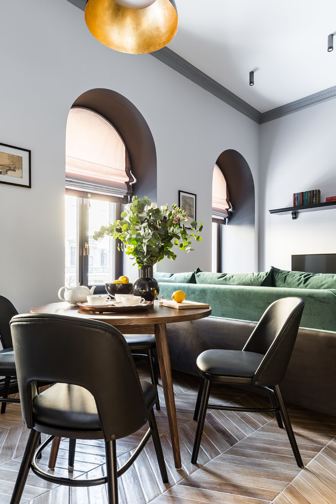 Стильный дизайн: маленькая открытая гостиная комната в стиле неоклассика (современная классика) с серыми стенами, полом из керамической плитки, отдельно стоящим телевизором и коричневым полом для на участке и в саду - последний тренд