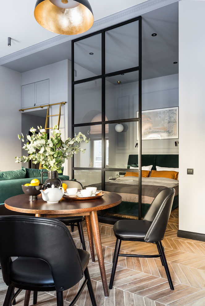 Пример оригинального дизайна: маленькая открытая гостиная комната в стиле неоклассика (современная классика) с серыми стенами, полом из керамической плитки, отдельно стоящим телевизором и коричневым полом для на участке и в саду