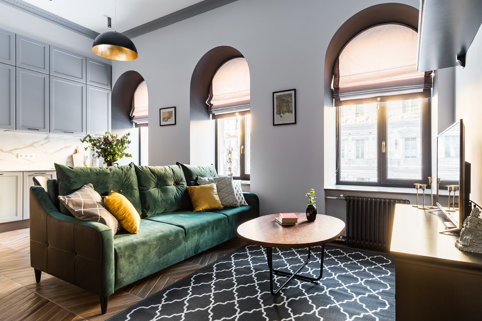 Стильный дизайн: маленькая открытая гостиная комната в стиле неоклассика (современная классика) с серыми стенами, полом из керамической плитки, отдельно стоящим телевизором и коричневым полом для на участке и в саду - последний тренд