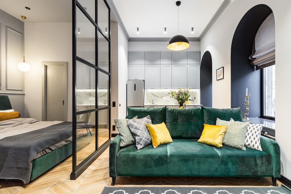 На фото: маленькая открытая гостиная комната в стиле неоклассика (современная классика) с серыми стенами, полом из керамической плитки, отдельно стоящим телевизором и коричневым полом для на участке и в саду с