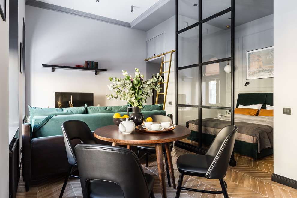 Идея дизайна: маленькая открытая гостиная комната в стиле неоклассика (современная классика) с серыми стенами, полом из керамической плитки, отдельно стоящим телевизором и коричневым полом для на участке и в саду