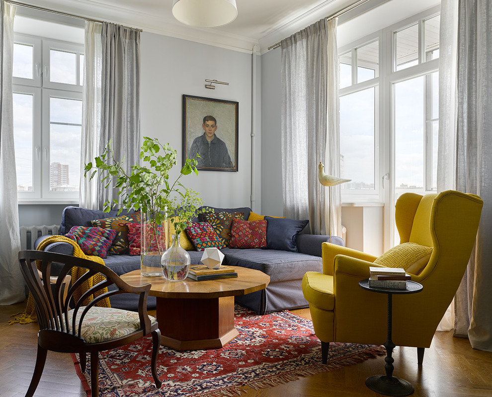 Источник вдохновения для домашнего уюта: изолированная гостиная комната среднего размера в стиле фьюжн с серыми стенами, паркетным полом среднего тона и коричневым полом