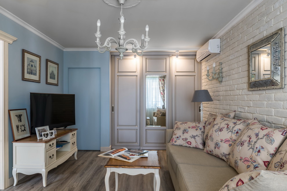 Cette photo montre un salon romantique fermé avec un mur bleu, sol en stratifié, un téléviseur indépendant, une salle de réception et aucune cheminée.
