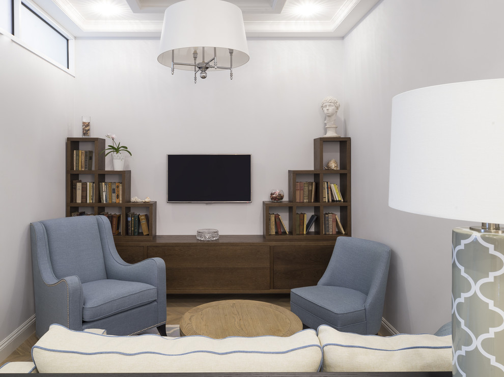 Идея дизайна: гостиная комната в современном стиле с белыми стенами и телевизором на стене