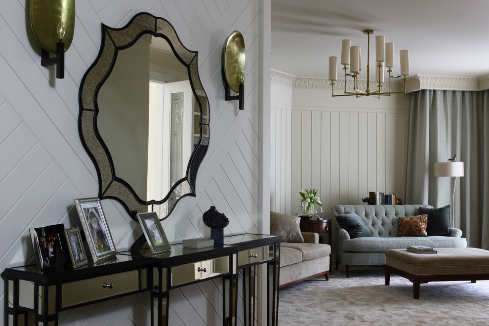 Источник вдохновения для домашнего уюта: открытая гостиная комната среднего размера в стиле неоклассика (современная классика) с белыми стенами, ковровым покрытием и серым полом