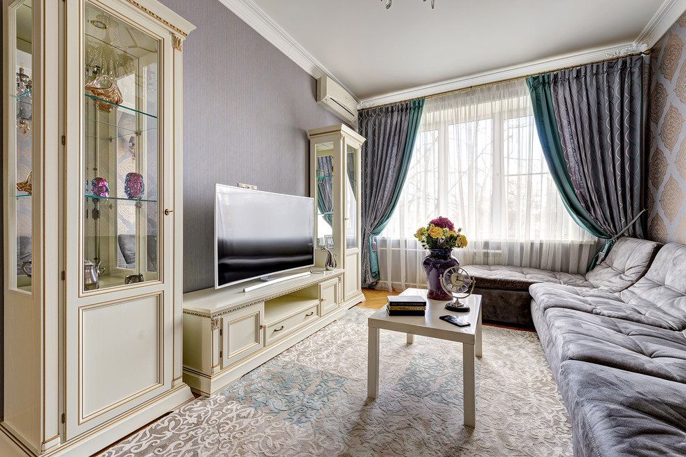 На фото: изолированная гостиная комната среднего размера в современном стиле с светлым паркетным полом и отдельно стоящим телевизором с