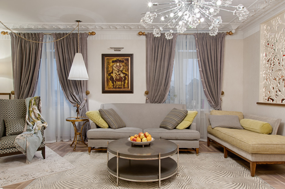 Идея дизайна: парадная гостиная комната в классическом стиле с бежевыми стенами, светлым паркетным полом и коричневым полом