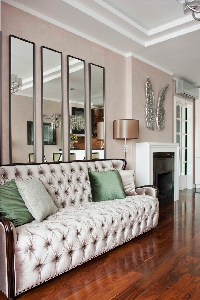Foto di un soggiorno classico aperto con sala formale, pareti rosa e pavimento in legno massello medio