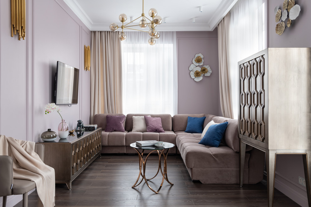 На фото: гостиная комната в современном стиле с фиолетовыми стенами, темным паркетным полом, телевизором на стене и коричневым полом