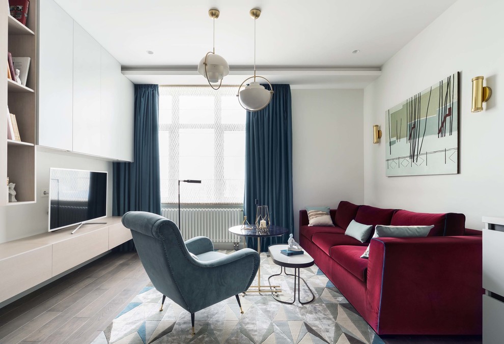 Modernes Wohnzimmer ohne Kamin mit weißer Wandfarbe, dunklem Holzboden, freistehendem TV und braunem Boden in Moskau