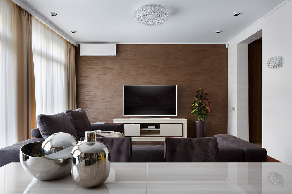Exempel på ett mellanstort modernt allrum med öppen planlösning, med bruna väggar, mellanmörkt trägolv, en fristående TV och brunt golv