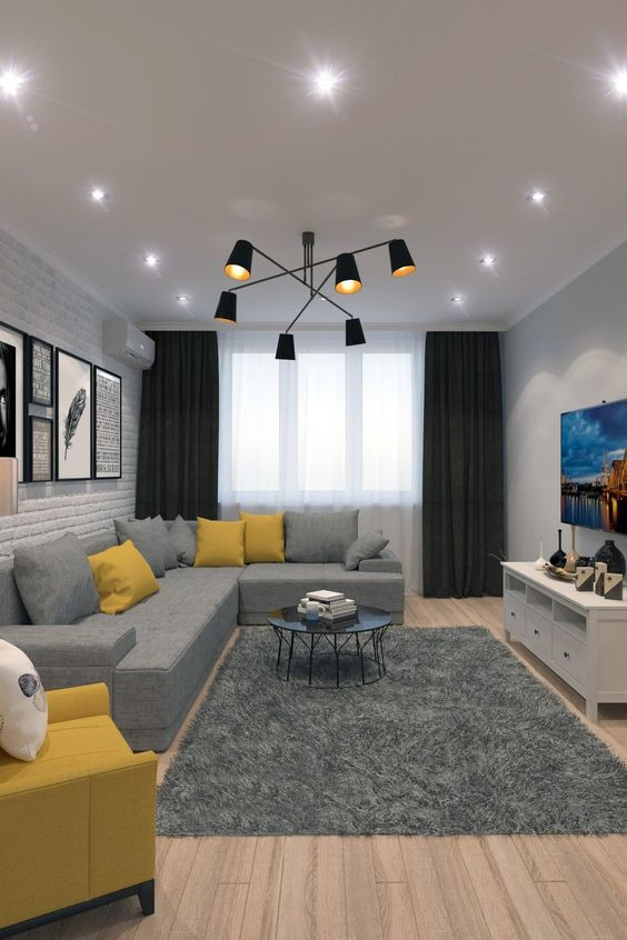 Esempio di un soggiorno minimal di medie dimensioni e chiuso con sala formale, pareti grigie, pavimento in legno massello medio e TV a parete
