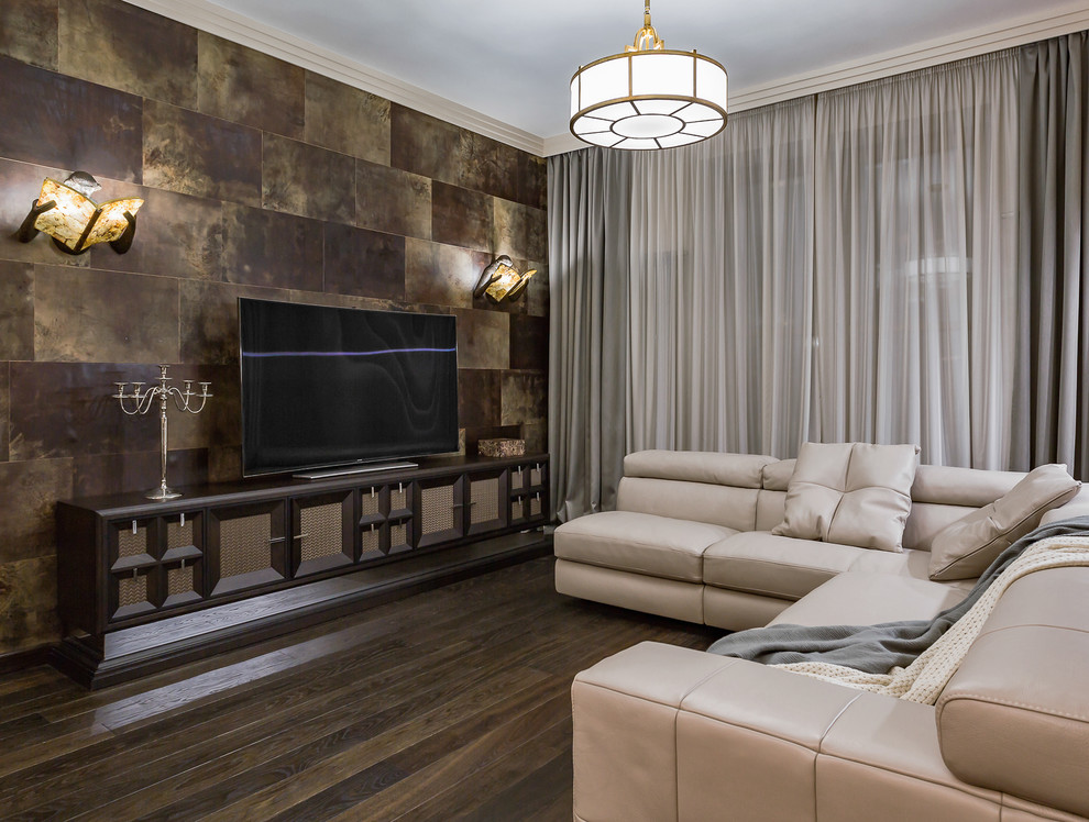 Foto de salón abierto actual de tamaño medio sin chimenea con paredes marrones, suelo de madera oscura, televisor independiente y suelo marrón