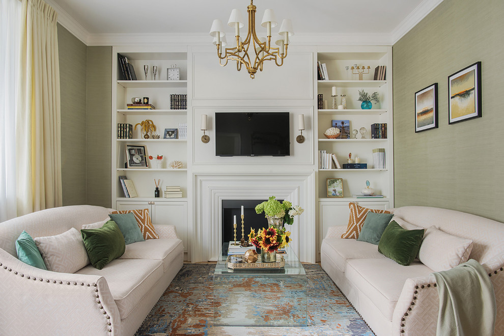 Ispirazione per un soggiorno classico con pareti verdi, moquette, TV a parete e pavimento multicolore