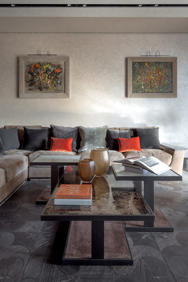 Immagine di un grande soggiorno design aperto con pareti beige, parquet scuro, pavimento grigio e sala formale