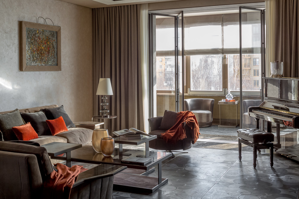 Cette image montre un grand salon design ouvert avec un mur beige, parquet foncé, un sol gris, une salle de réception et éclairage.