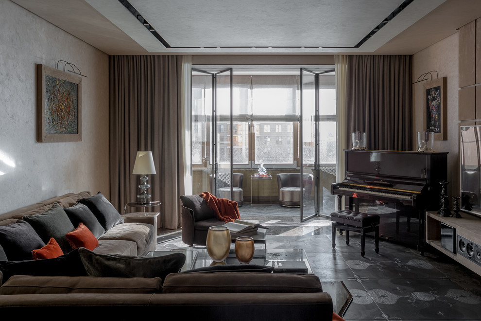 Стильный дизайн: большая открытая, парадная гостиная комната в современном стиле с бежевыми стенами, паркетным полом среднего тона и синим полом - последний тренд