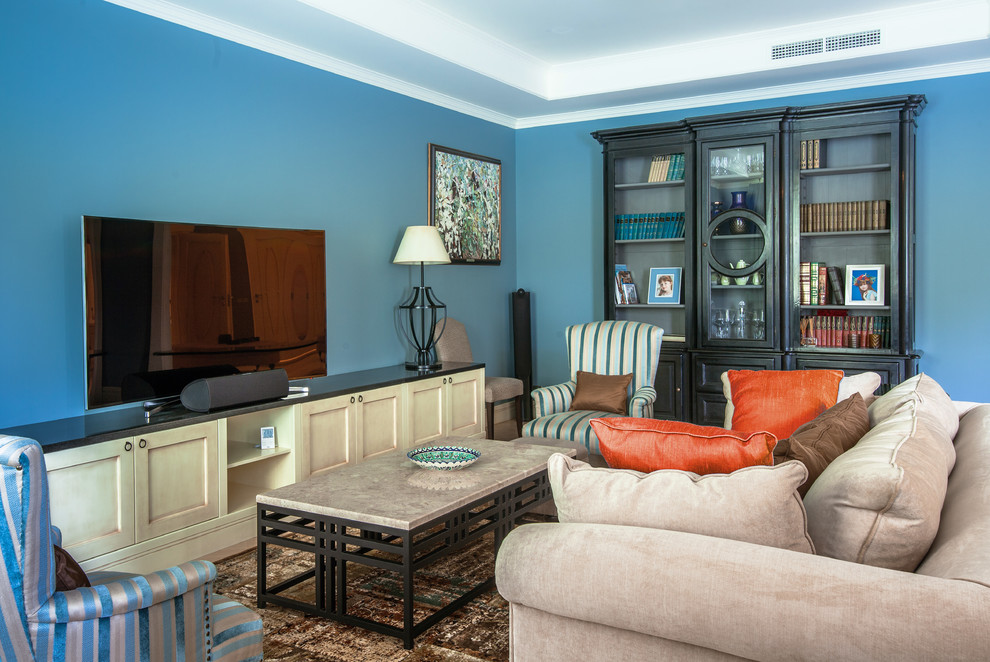Modelo de salón abierto clásico renovado con paredes azules y televisor independiente