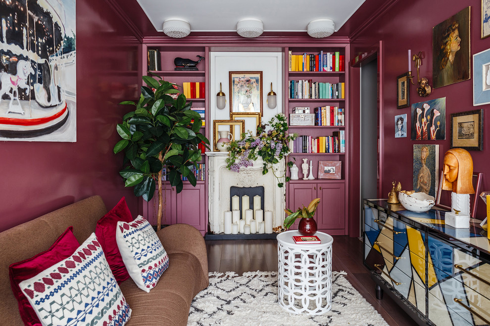 Источник вдохновения для домашнего уюта: изолированная гостиная комната в стиле фьюжн с красными стенами, темным паркетным полом и коричневым полом