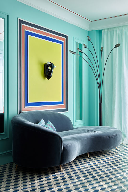 На фото: парадная, изолированная гостиная комната среднего размера в современном стиле с зелеными стенами, полом из керамической плитки и синим полом без камина