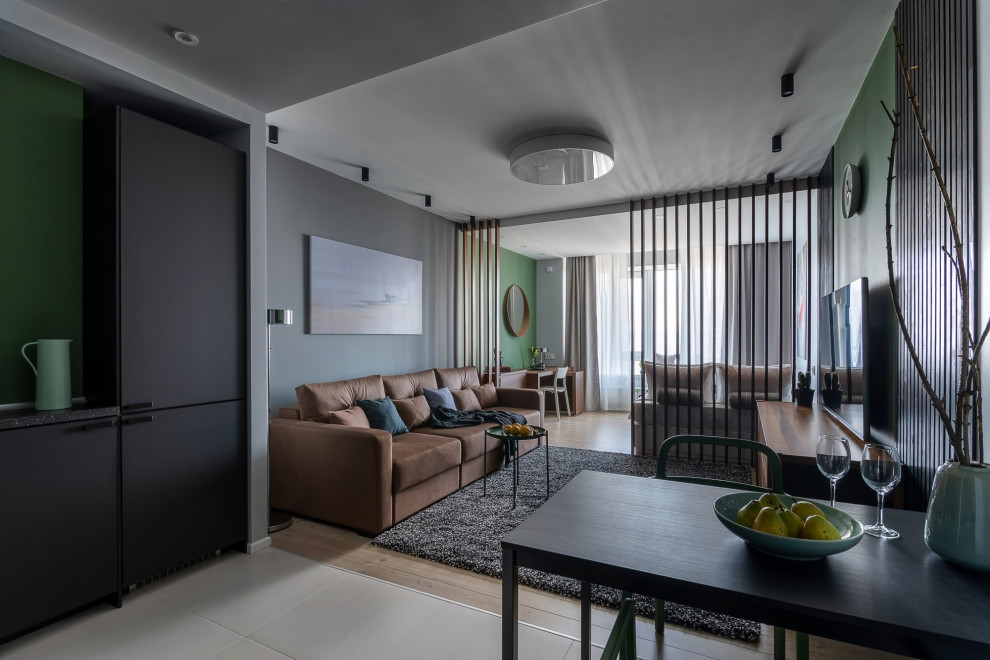 Esempio di un soggiorno minimal aperto con pareti grigie, parquet chiaro, TV autoportante e pavimento beige