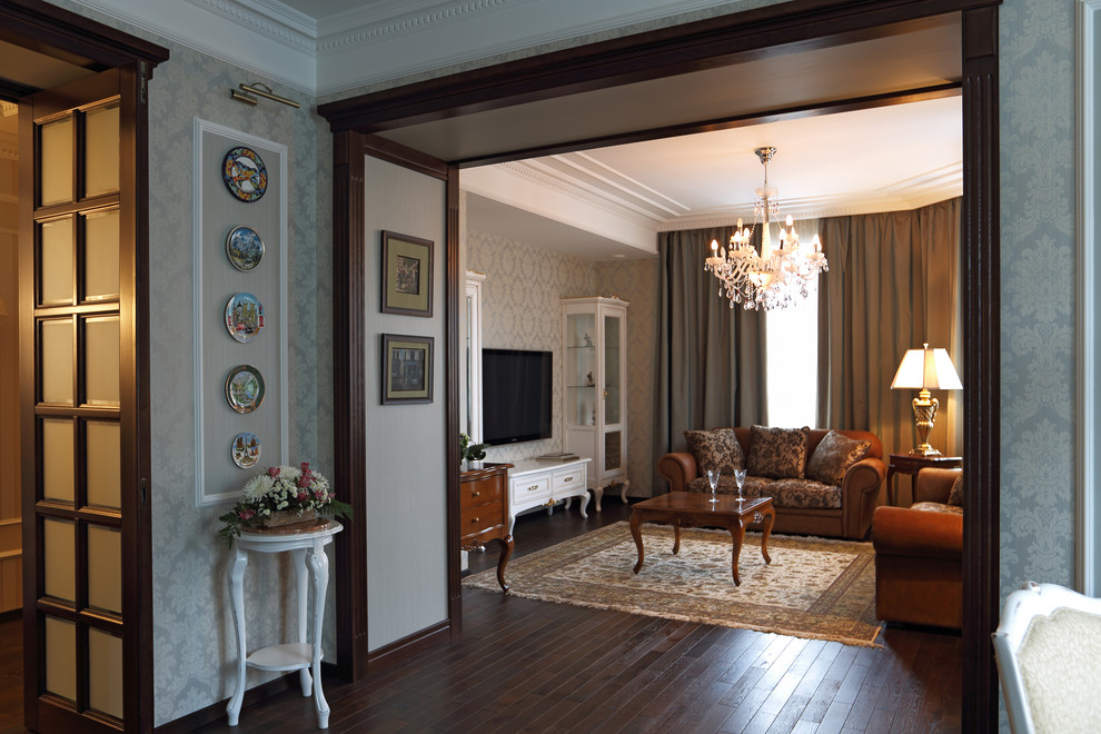 Стильный дизайн: открытая гостиная комната среднего размера:: освещение в классическом стиле с серыми стенами, темным паркетным полом и телевизором на стене - последний тренд
