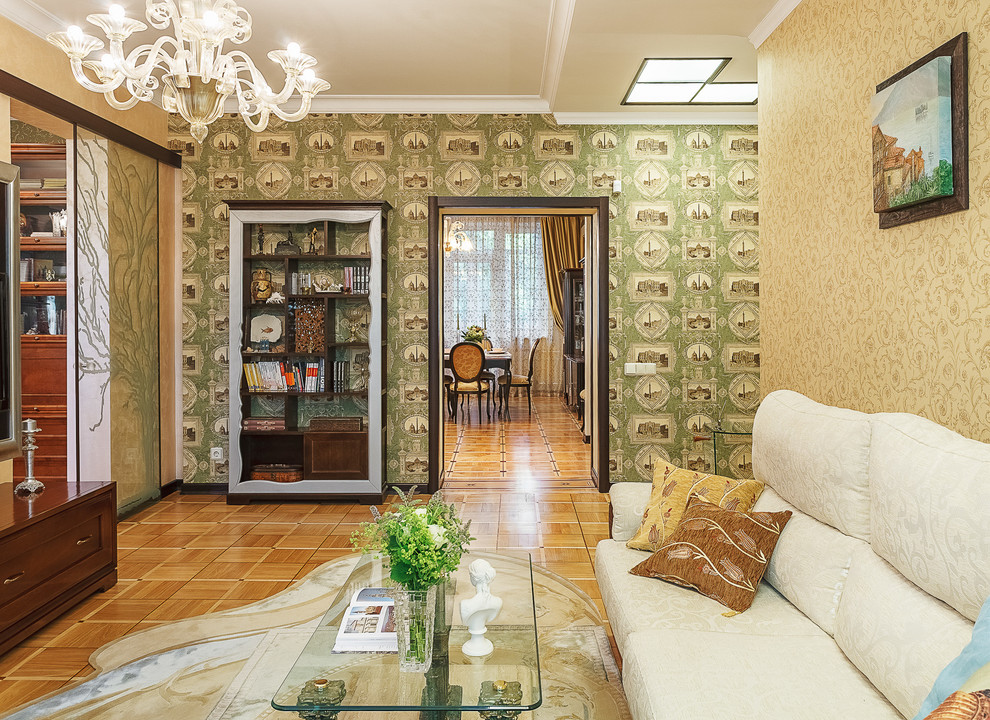Diseño de salón abierto clásico de tamaño medio con paredes beige, suelo de madera en tonos medios y televisor colgado en la pared