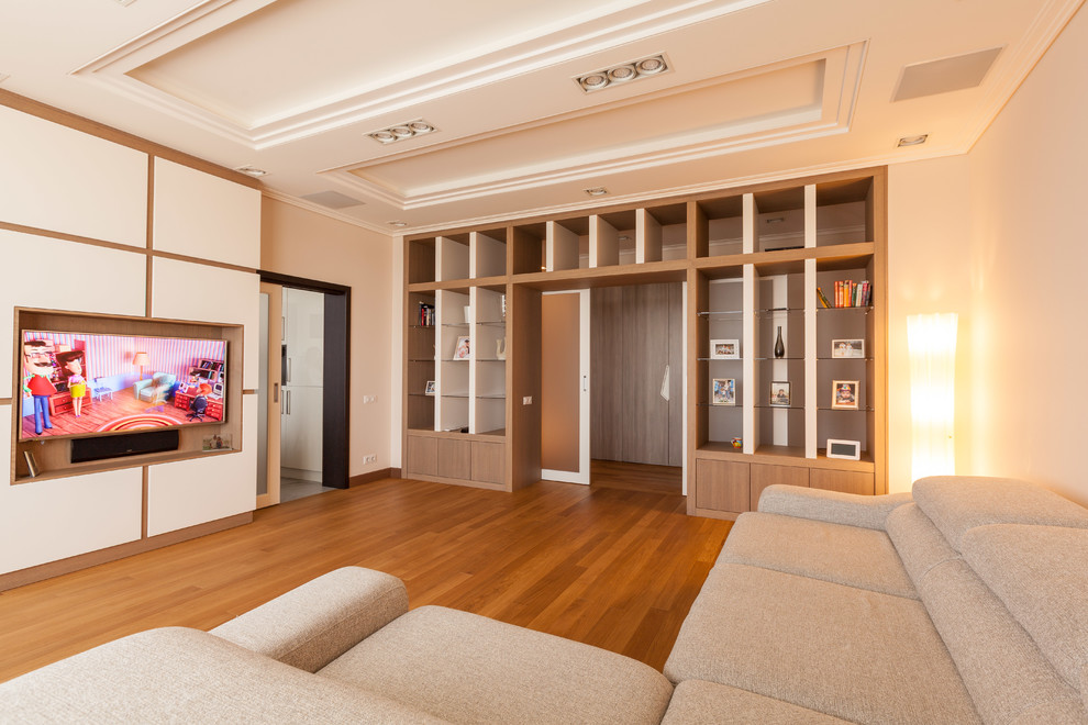 Esempio di un grande soggiorno minimal chiuso con pareti beige, pavimento in legno massello medio, parete attrezzata e pavimento marrone