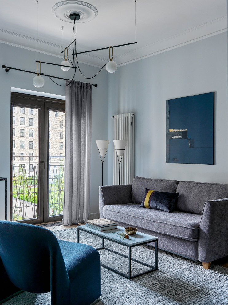 Пример оригинального дизайна: открытая гостиная комната среднего размера в современном стиле с синими стенами