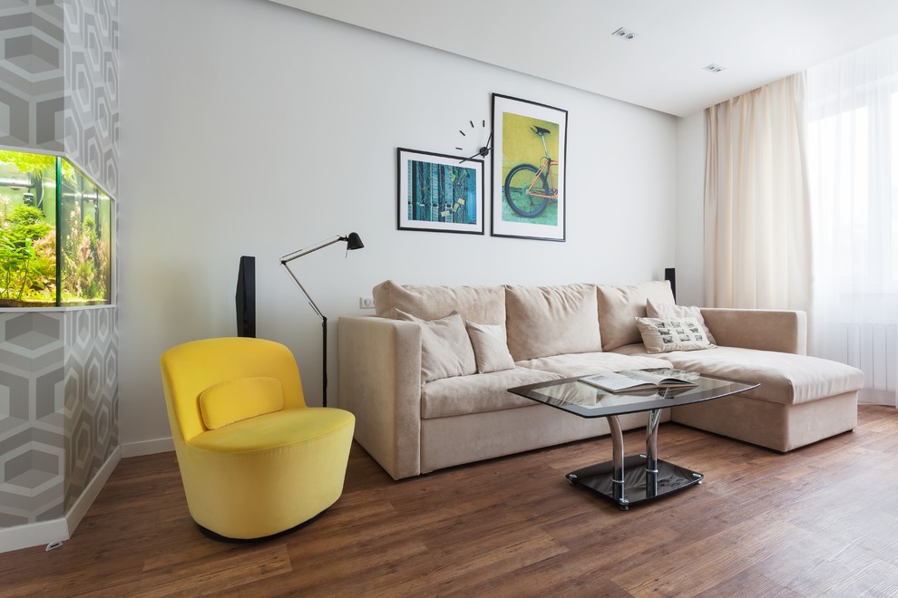 Idee per un soggiorno minimal di medie dimensioni e chiuso con pareti bianche, sala formale, pavimento marrone, pavimento in laminato e TV a parete