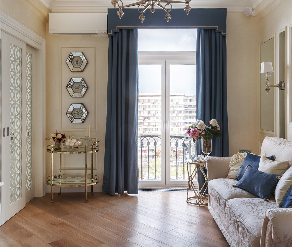 Immagine di un soggiorno chic con sala formale, pareti beige e pavimento in legno massello medio