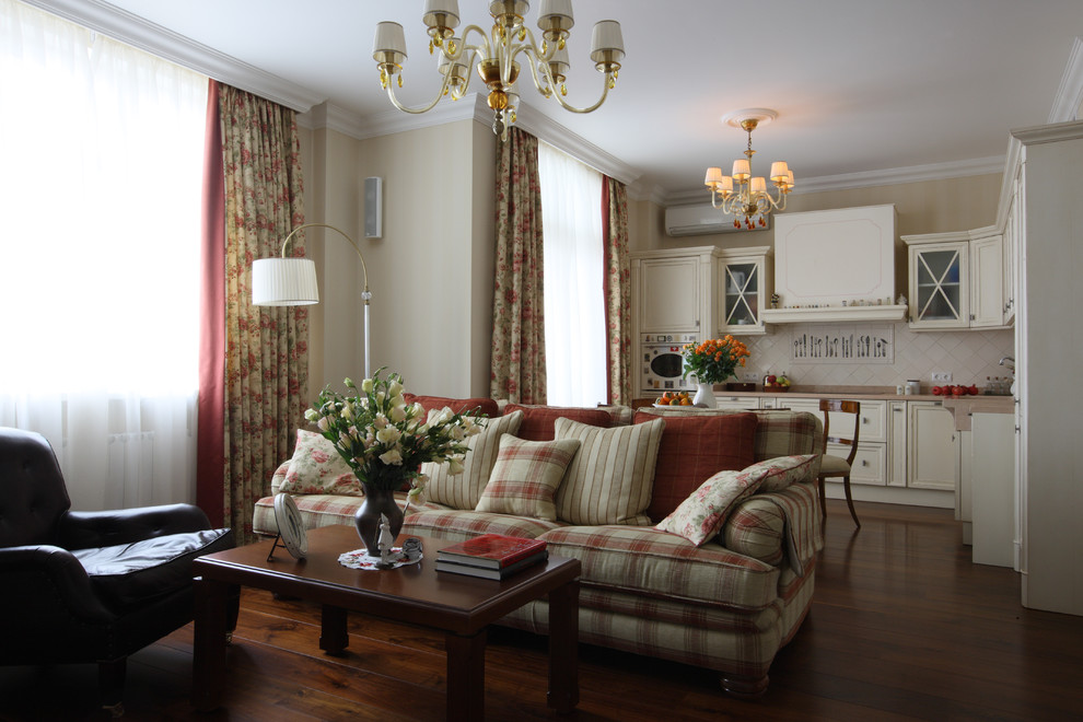 На фото: объединенная гостиная комната среднего размера в классическом стиле с бежевыми стенами и паркетным полом среднего тона с