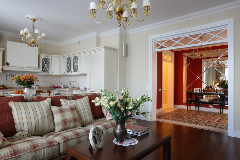 Mittelgroßes Klassisches Wohnzimmer mit braunem Holzboden und beiger Wandfarbe in Moskau