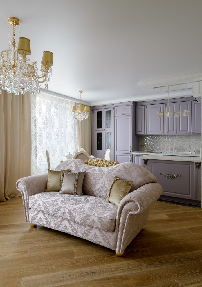 На фото: гостиная комната среднего размера в классическом стиле с тюлем на окнах