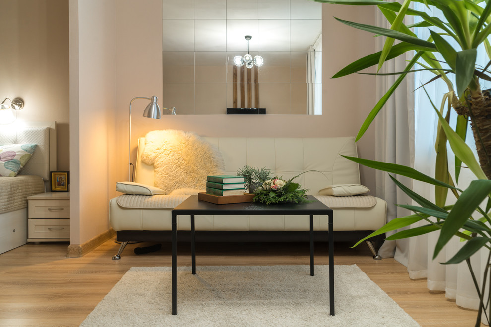 Foto di un piccolo soggiorno design aperto con pareti beige, pavimento in laminato, TV a parete e pavimento beige