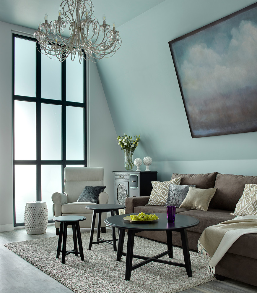 Пример оригинального дизайна: парадная гостиная комната в стиле неоклассика (современная классика) с синими стенами, телевизором на стене и коричневым диваном