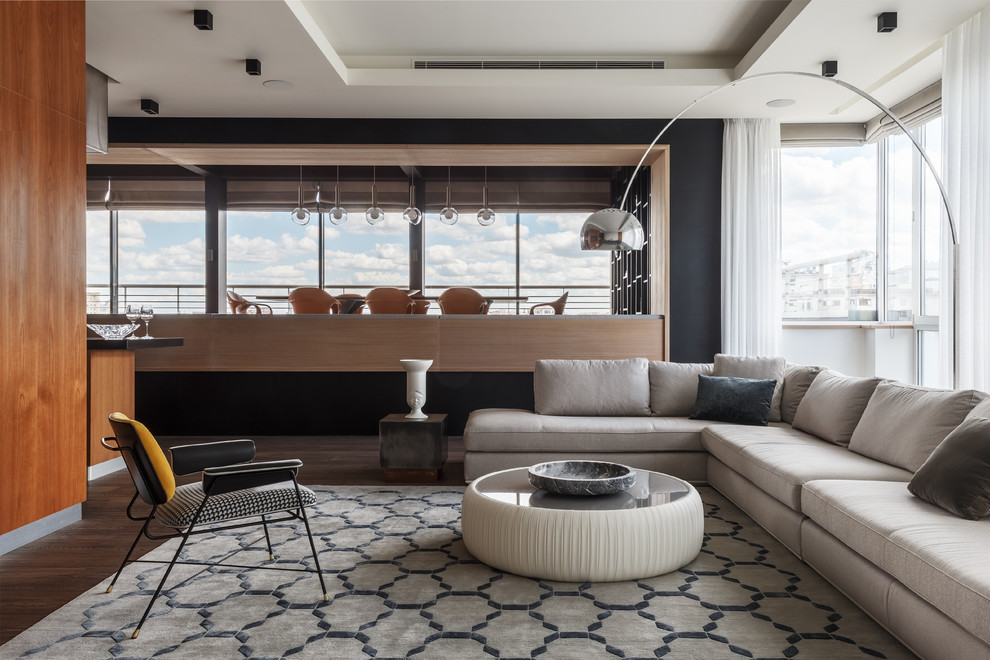 Geräumiges Modernes Wohnzimmer ohne Kamin, im Loft-Stil mit weißer Wandfarbe, braunem Holzboden, TV-Wand und braunem Boden in Moskau