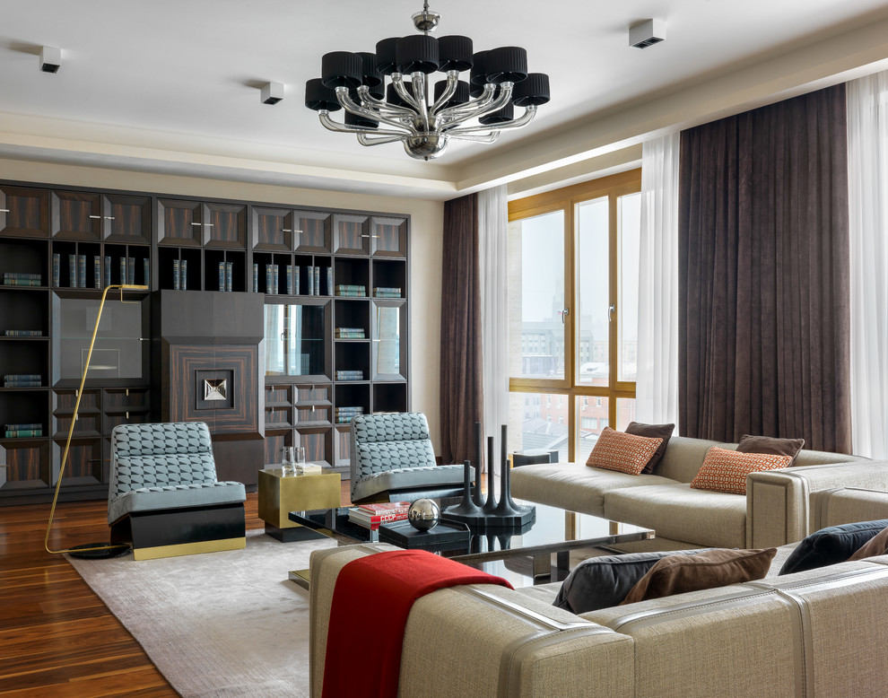Идея дизайна: гостиная комната в современном стиле с бежевыми стенами, паркетным полом среднего тона, коричневым полом и тюлем на окнах