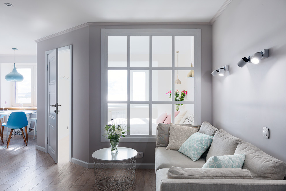 Imagen de salón abierto nórdico pequeño con paredes grises, suelo laminado y suelo beige