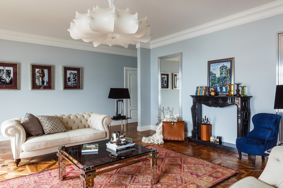 Ejemplo de salón cerrado tradicional renovado con paredes azules, suelo de madera en tonos medios y suelo marrón
