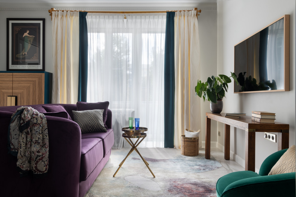 Foto di un soggiorno minimal con pareti grigie, TV a parete e pavimento bianco