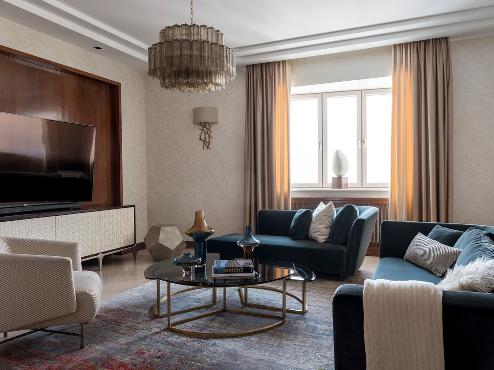 Großes Modernes Wohnzimmer mit beiger Wandfarbe, freistehendem TV und beigem Boden in Moskau